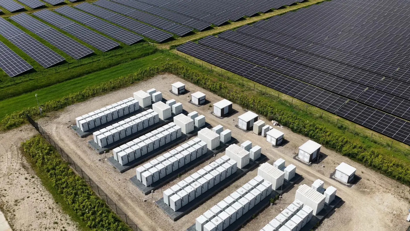 Luftbild einer Freiflächen-Photovoltaikanlage mit angrenzendem Batteriespeicher-Park